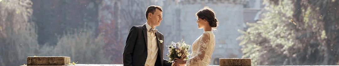 Casal usando alianças