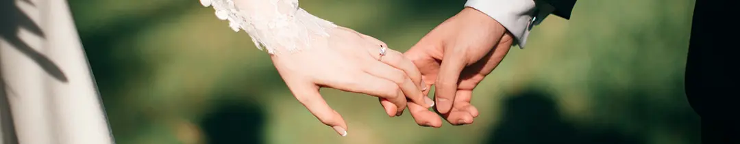 Casal usando alianças
