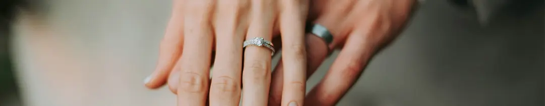 Casal usando alianças